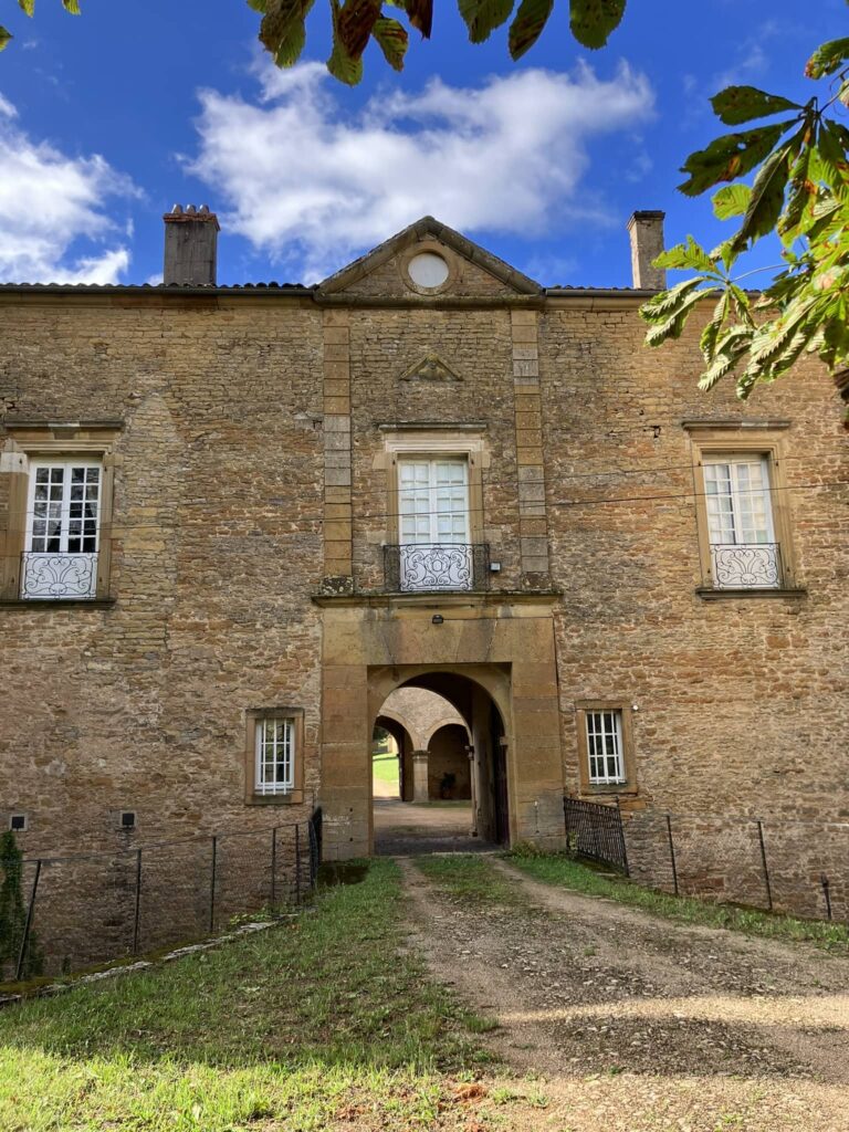 Façade du porche nord du château de Layé